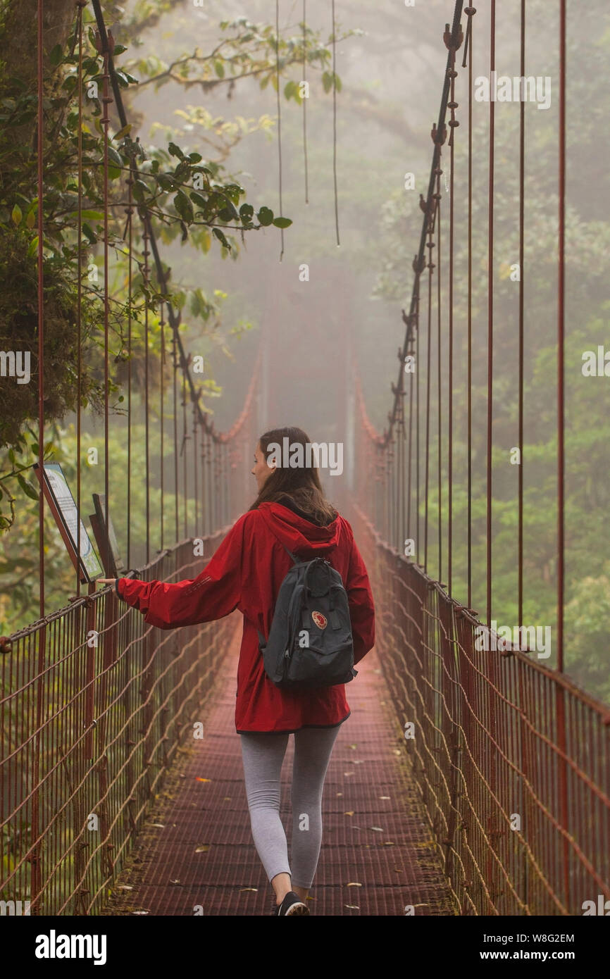 ,Monteverde Puntarenas Costa Rica/-24 janvier,2019:jeune voyageur randonnées en forêt nuageuse de Monteverde avec un Fjallraven backpak pratique Kanken. Banque D'Images