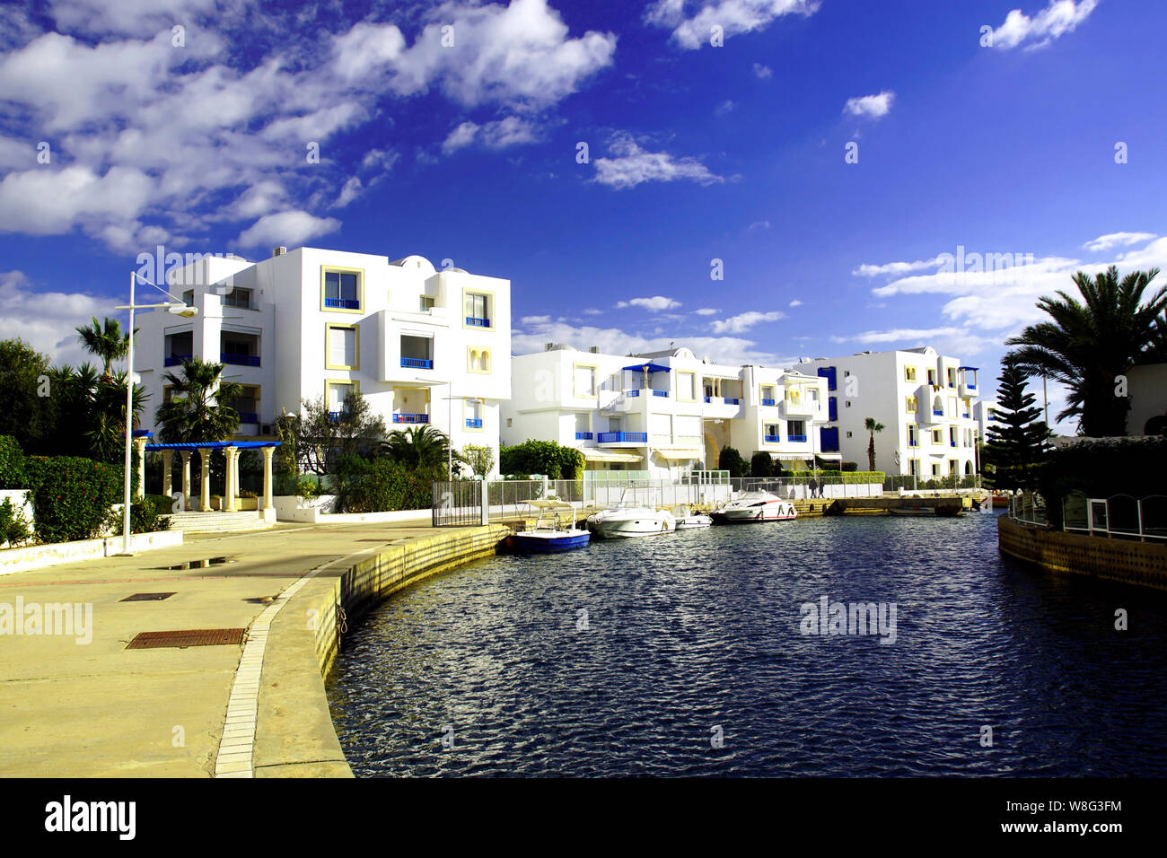 Les maisons blanches autour du port de plaisance de Yasmine Hammamet,  Tunisie Photo Stock - Alamy