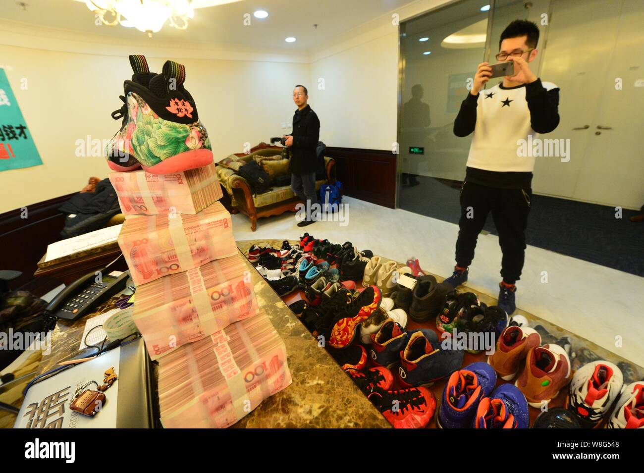 30-year-old Chinese man Mick, gauche, le propriétaire de 283 paires de  chaussures Nike Jordan, prend des photos de briques de 100 RMB  (Yuan-Renminbi) Euro après Photo Stock - Alamy