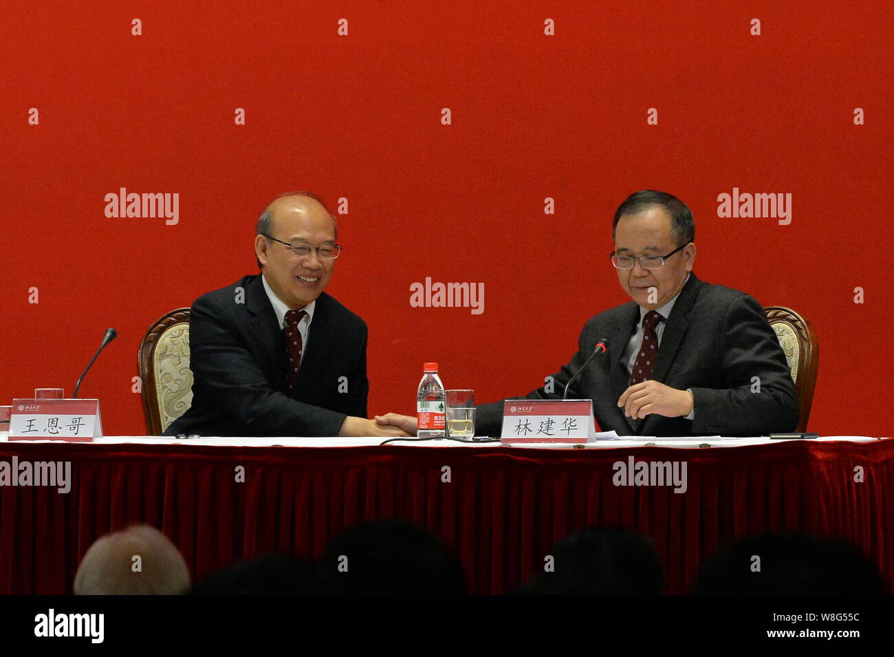 Wang En'ge, gauche, et Lin Jianhua, respectivement ancien et nouveau président de l'Université de Pékin, assister à une réunion à la 27e Lin nom conclusi Banque D'Images
