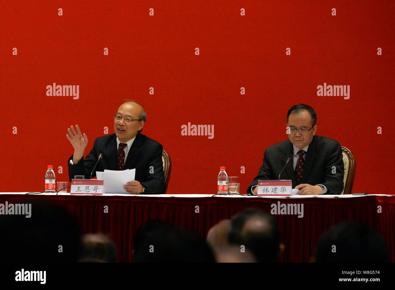 Wang En'ge, gauche, et Lin Jianhua, respectivement ancien et nouveau président de l'Université de Pékin, assister à une réunion à la 27e Lin nom conclusi Banque D'Images
