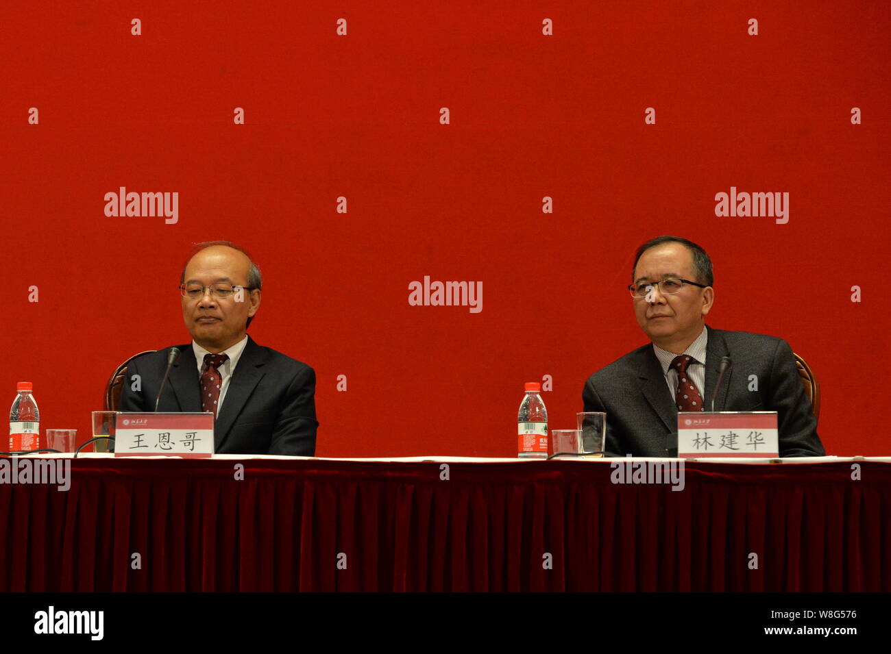 Wang En'ge, gauche, et Lin Jianhua, respectivement ancien et nouveau président de l'Université de Pékin, assister à une réunion à la 27e Lin nom conclusi Banque D'Images