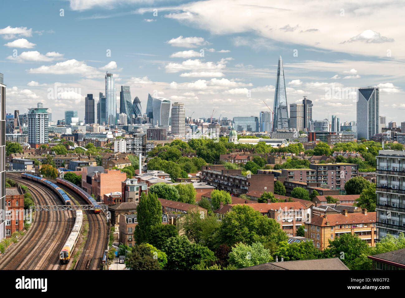 Août 2019, horizon de Londres du sud-ouest de la rivière Thames, London, Angleterre, Royaume-Uni, Europe. Banque D'Images