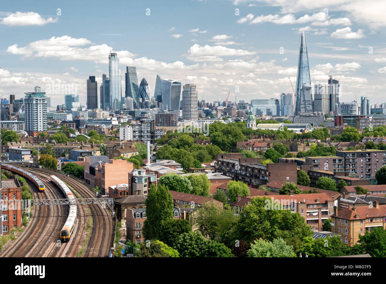 Août 2019, horizon de Londres du sud-ouest de la rivière Thames, London, Angleterre, Royaume-Uni, Europe. Banque D'Images