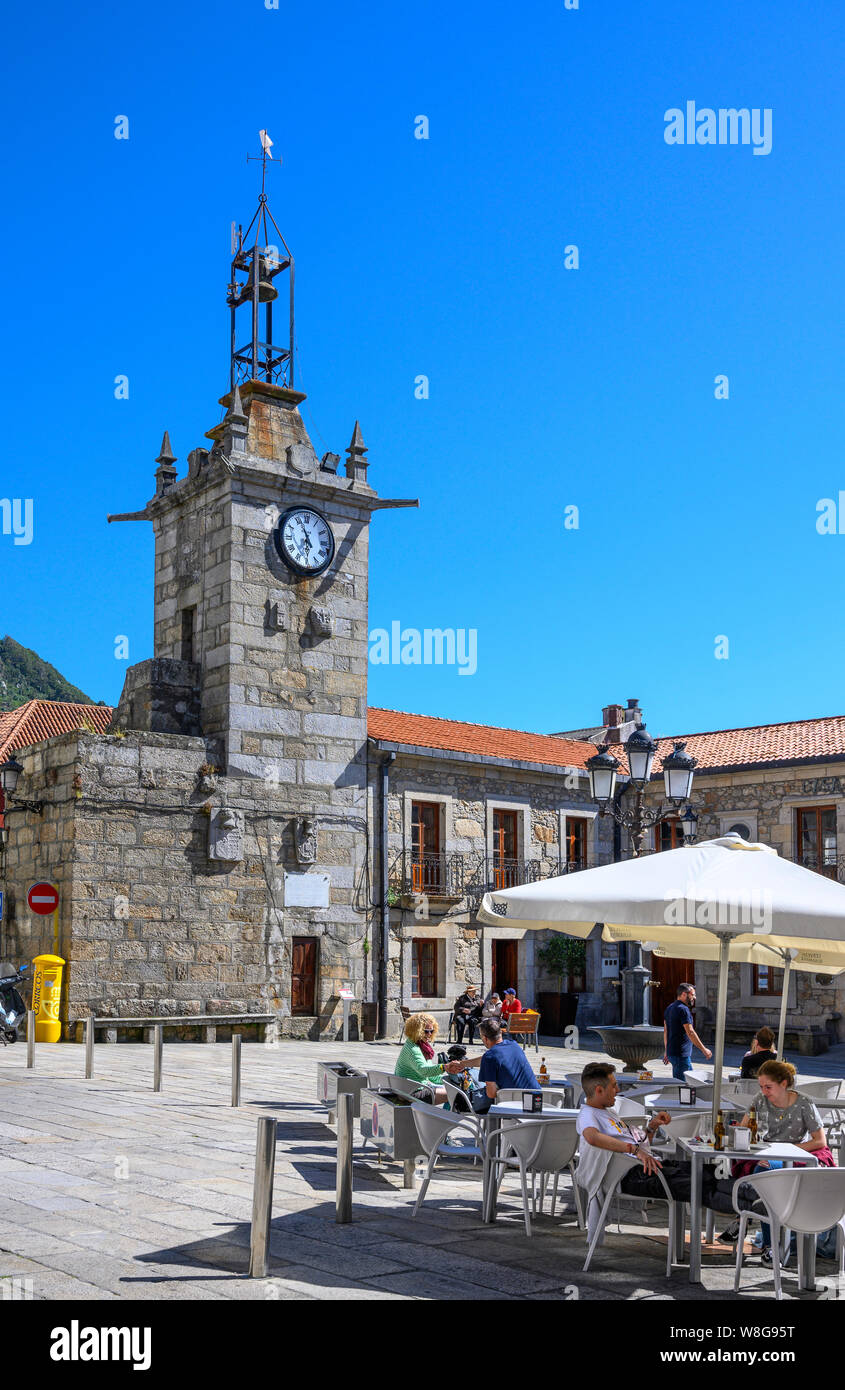 La Torre del Reloj, tour de l'horloge, et la Praza do Relo dans la ville de Viveiro, province de Pontevedra, Galice, Nord Ouest de l'Espagne. Banque D'Images