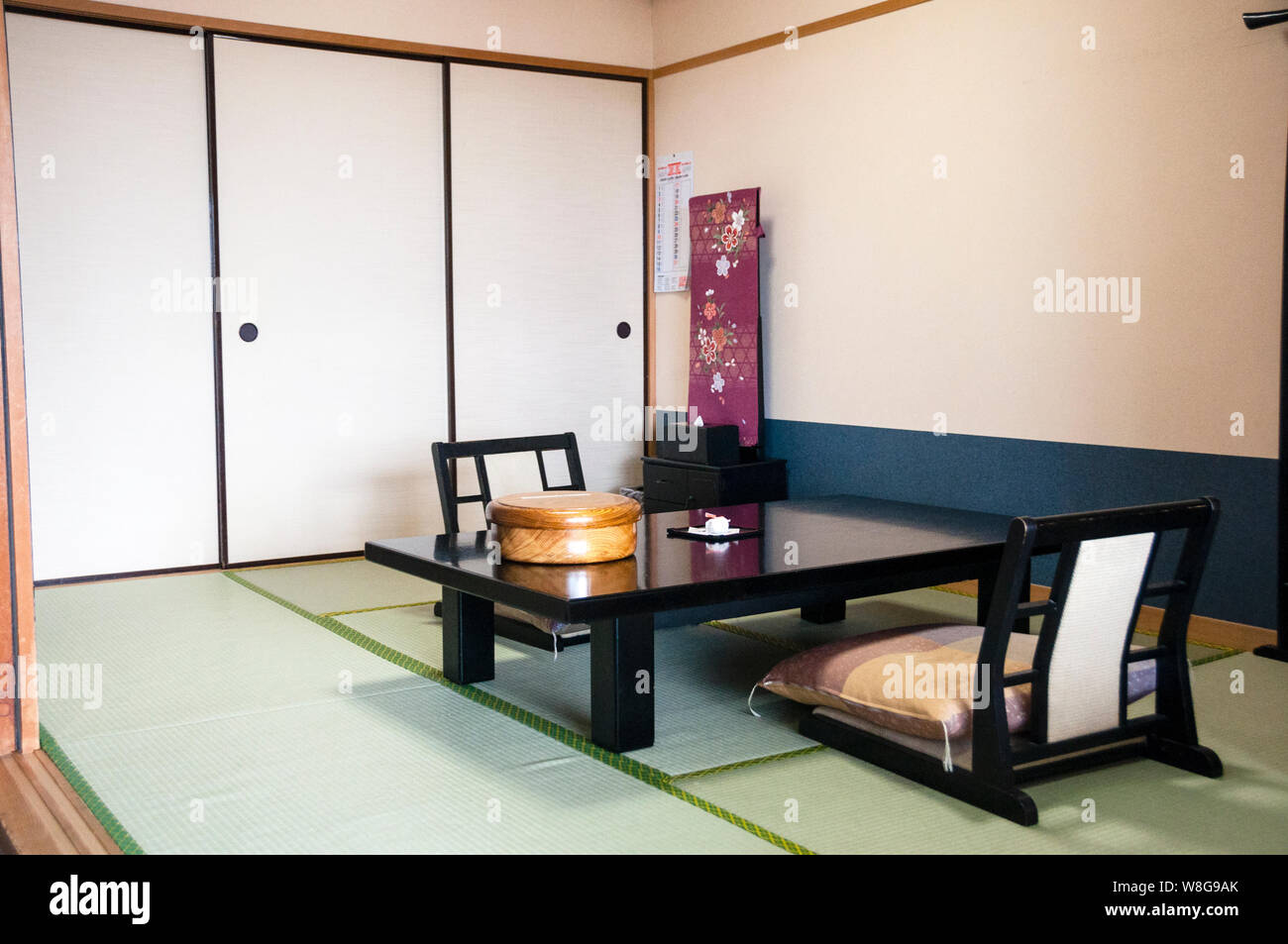 Le service traditionnel de thé japonais dans la chambre d'hôtel de Hakone,  au Japon, comprend des coussins zabuton et une table Chabukai avec zaisu,  ou chaise sans laisse Photo Stock - Alamy