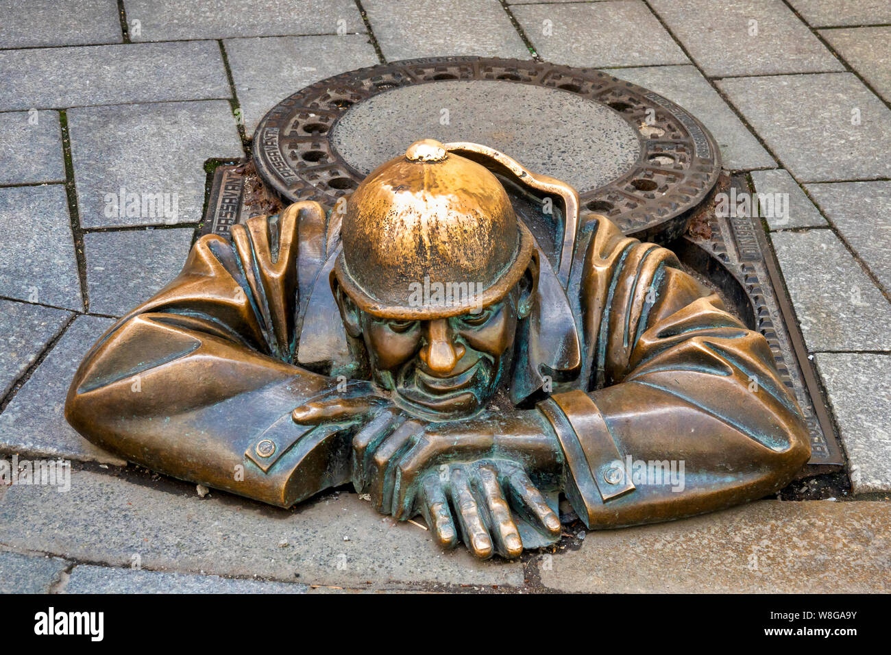 Cumil le travailleur d'égout dans la vieille ville de Bratislava, Slovaquie Banque D'Images