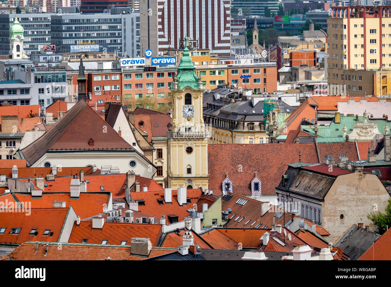 Tour du vieil hôtel de ville et les toits environnants, Bratislava, Slovaquie Banque D'Images