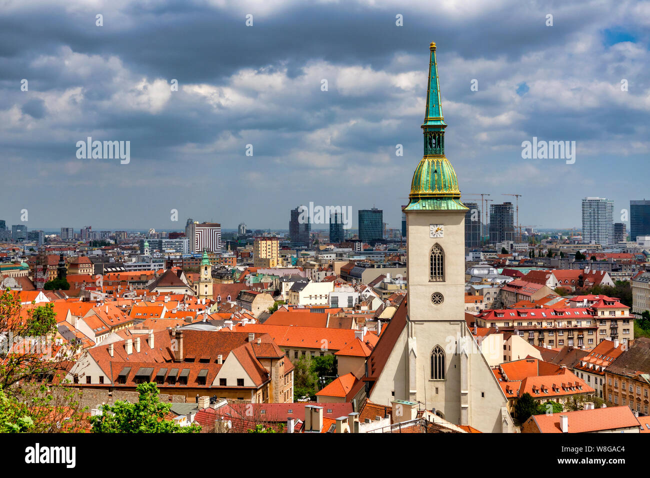 Clocher de la cathédrale St Martin et toits environnants, Bratislava, Slovaquie Banque D'Images