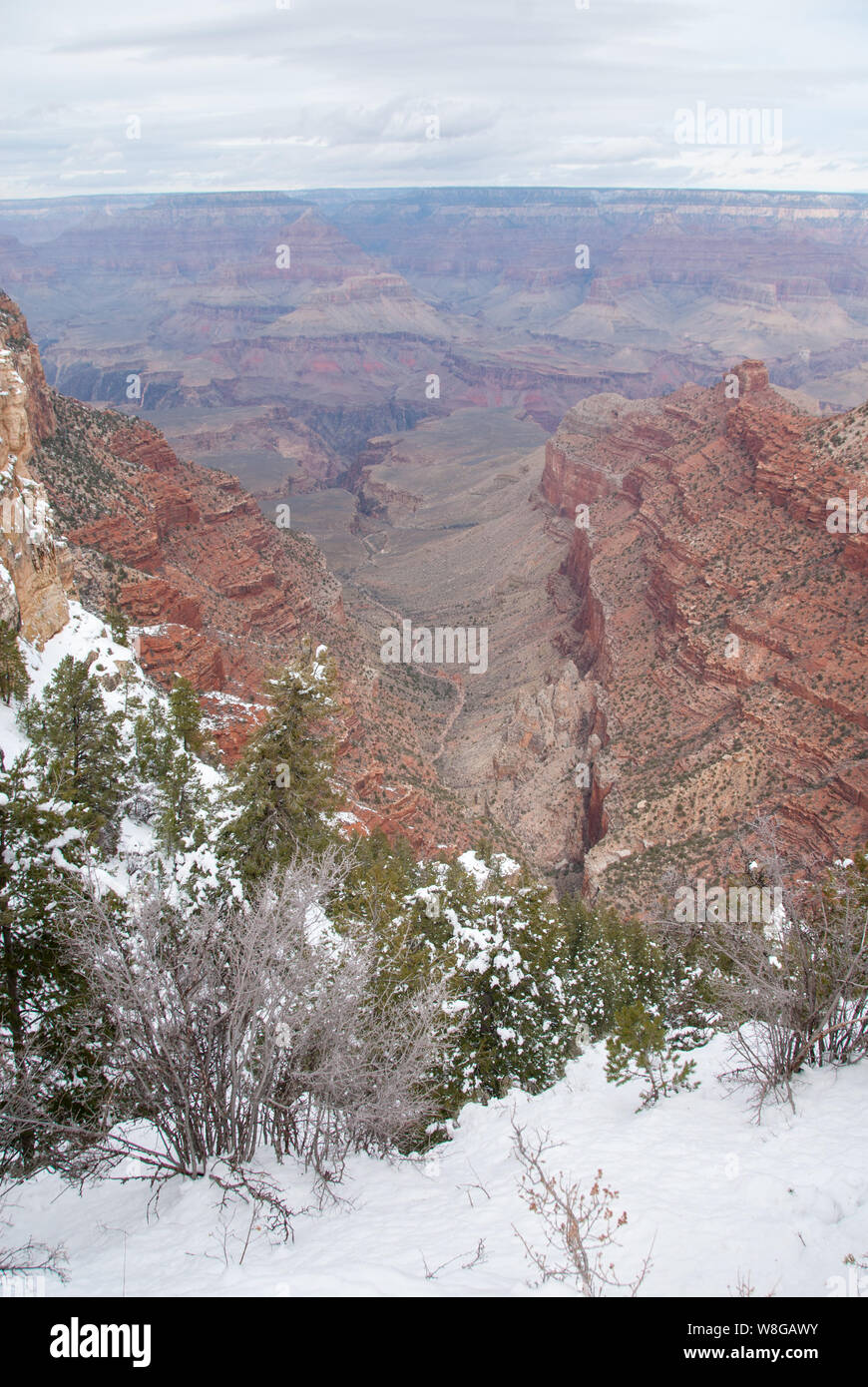 L'heure d'hiver dans le Grand canyon quand la neige est tombée et montre la profondeur de la beauté de l'une des sept merveilles du monde. Banque D'Images