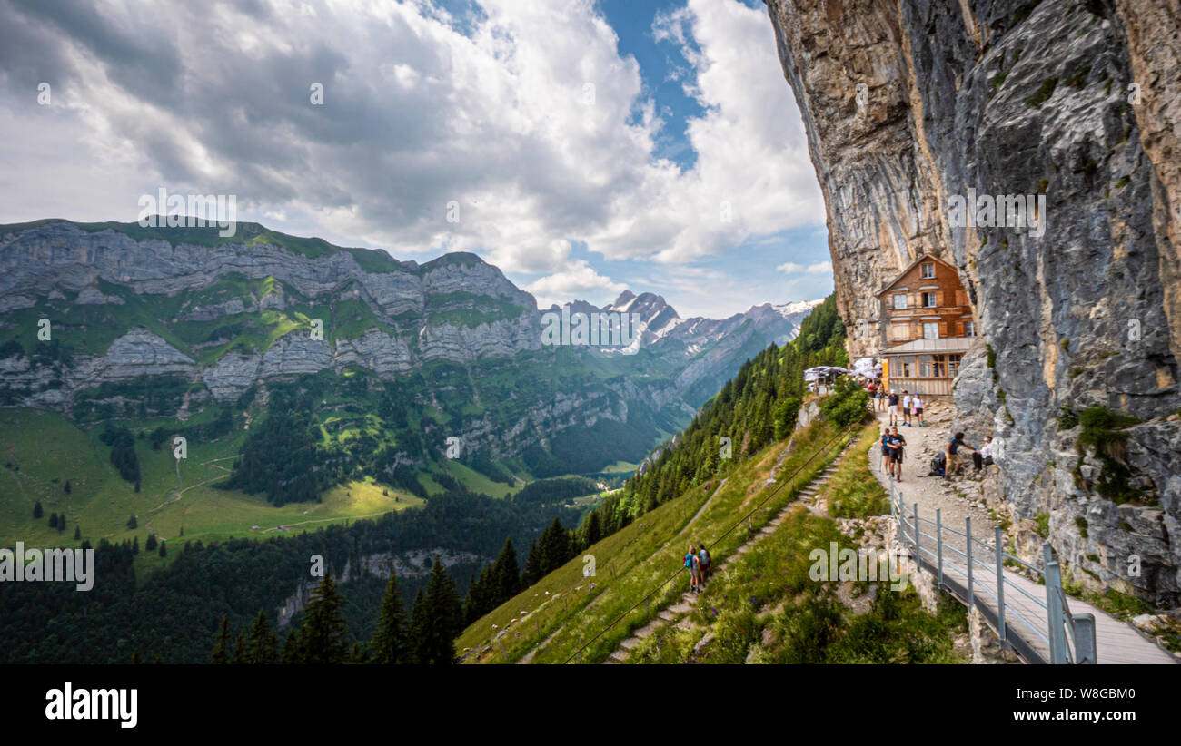 Aescher célèbre taverne dans l'Alpstein Wildkirchli - LES ALPES SUISSES, LA SUISSE - 22 JUILLET 2019 Banque D'Images