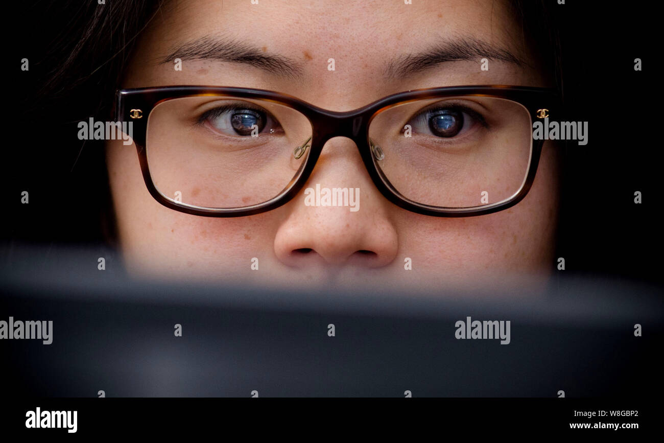 Close up of woman wearing glasses et à la recherche à l'écran de l'ordinateur Banque D'Images