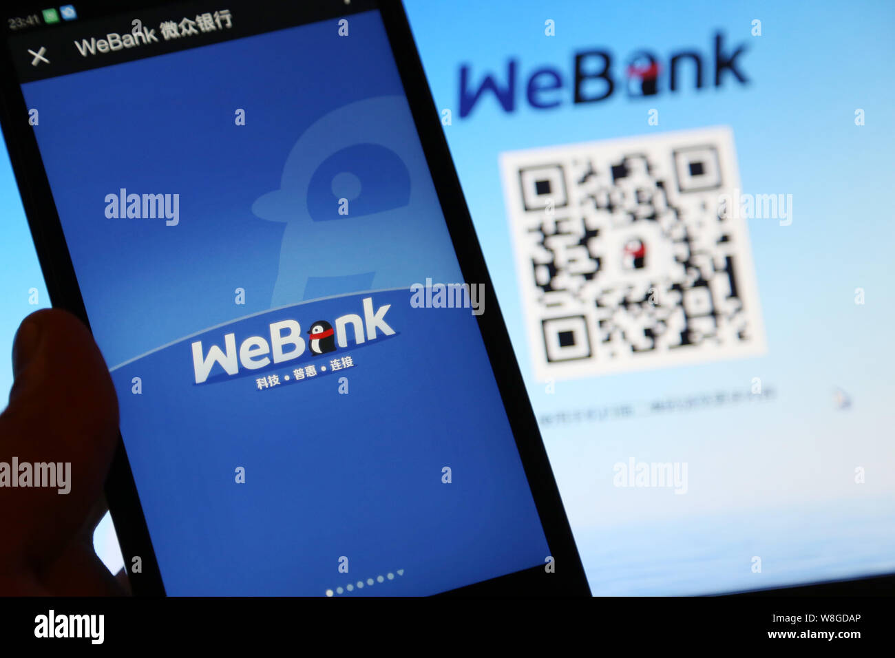 Un résident chinois locaux le service de tests bancaires chinois banque en ligne WeBank sur son smartphone à Shanghai, Chine, 18 janvier 2015. La grande Chine Banque D'Images