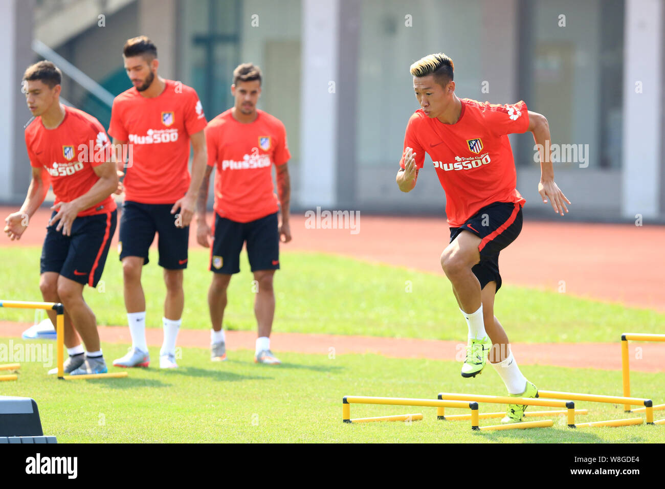 Xu Xin, droite, et d'autres joueurs de l'Atlético de Madrid, prenez part à une séance de formation pour un match de football amical contre Shanghai EPOP FC dans Shangha Banque D'Images