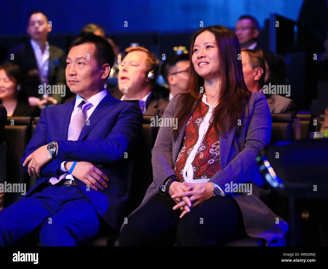 La star du tennis chinois retraités Li Na, droite, sourit à un événement de bienfaisance pour les Laureus World Sports Awards 2015 de Shanghai à Shanghai, Chine, 14 avril 201 Banque D'Images