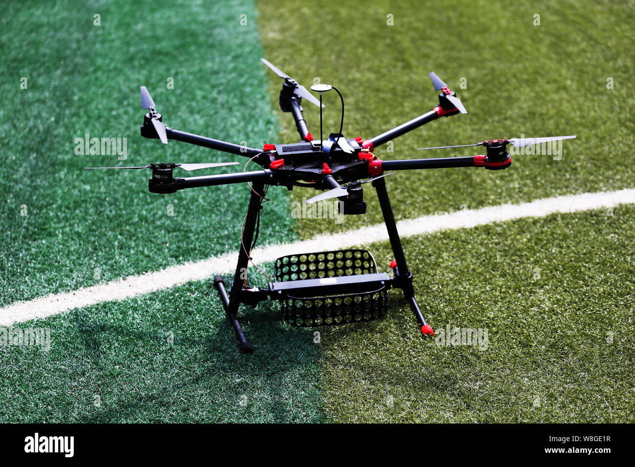 Un drone (UAV), ou drone, utilisé pour détecter des signaux radio pour  prévenir les étudiants de tricherie, est photographié pendant le premier  examen de Photo Stock - Alamy