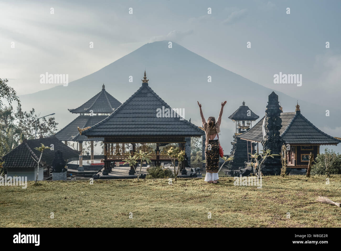 Femme près de temple de Lempuyang à Bali, Indonésie. Pura Penataran Agung. Lempuyang L'ancien et célèbre temple dans un style balinais avec une vue d'Agung volcan. Banque D'Images