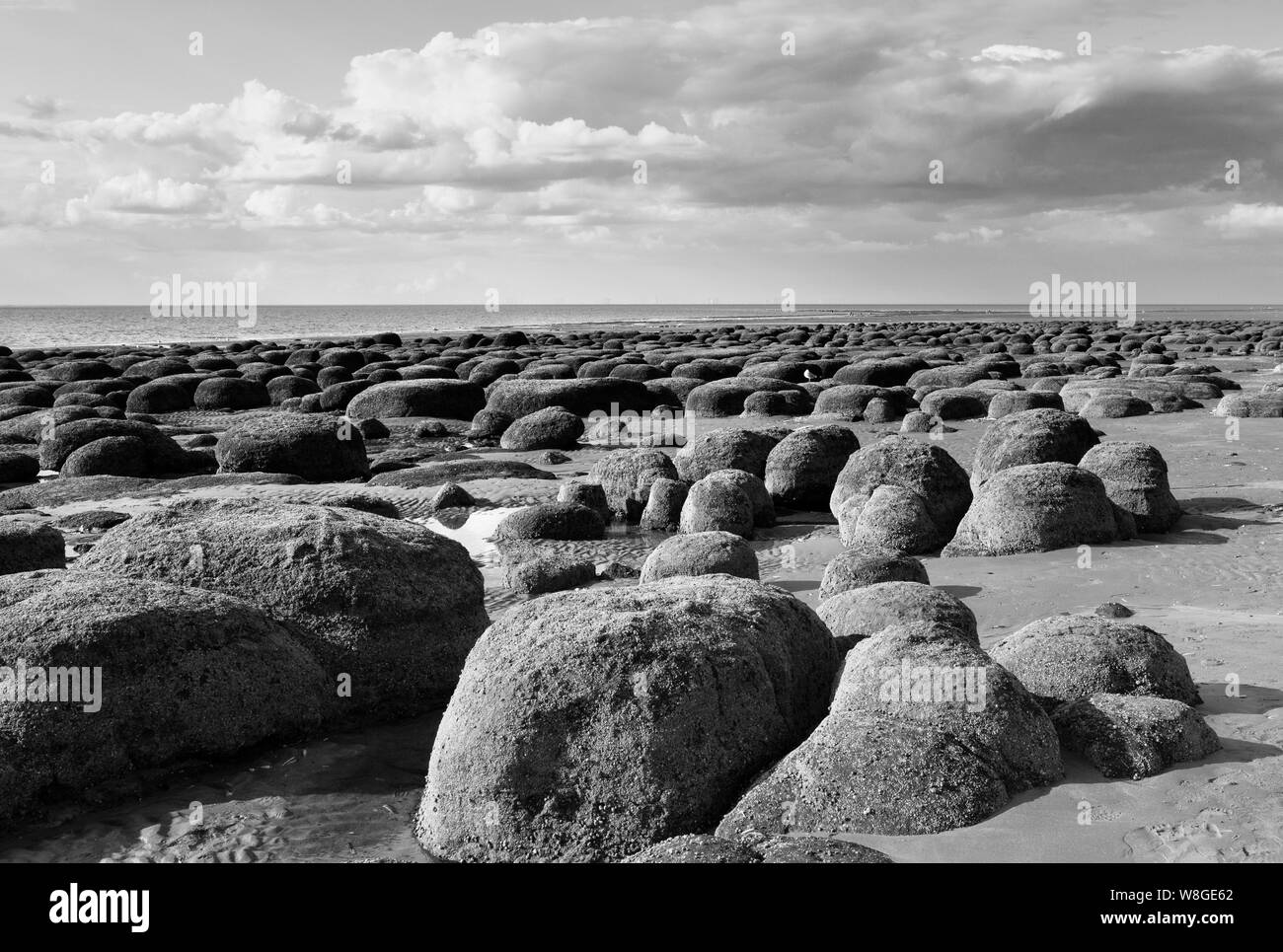 Des grosses pierres, sur toute la plage de sable de Hunstanton, Norfolk Banque D'Images