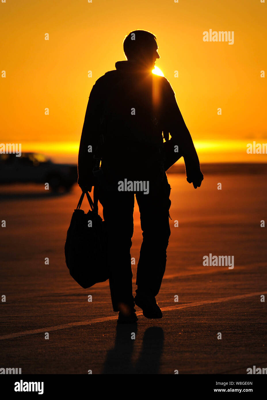 Un pilote de F-16 Fighting Falcon de Shaw Air Force Base, S.C., marche le long de la piste sur Tyndall AFB, en Floride, le 10 décembre 2015. Banque D'Images