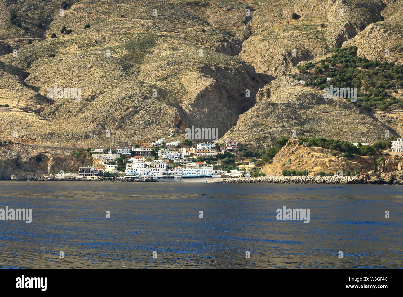 Le petit village traditionnel de Chora Sfakion, Sfakia, Chania, Crète en Grèce. Banque D'Images