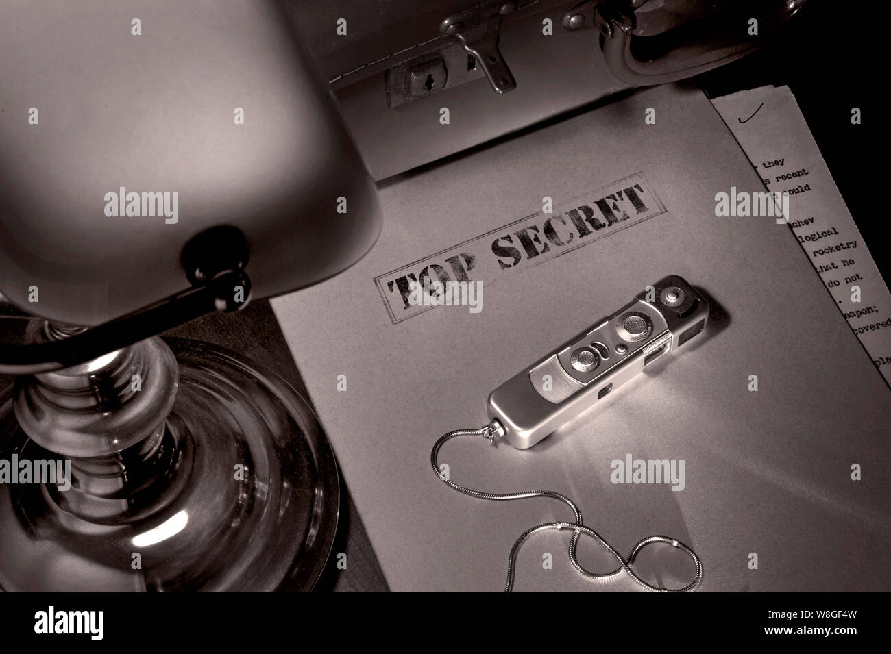 Spy Camera Office Espionnage De Guerre Froide Minox B Top Secret Dossier De Bureau Camera Subminiature Definitive Utilisee Par Les Espions Pour La Video Cachee Photographie D Espionnage Dans Les Annees 1950 Annees Spy Camera Office Espionnage De Guerre Froide Minox B Top Secret Dossier De Bureau Camera Subminiature Definitive Utilisee Par Les Espions Pour La Video Cachee Photographie D Espionnage Dans Les Annees 1950 Annees
