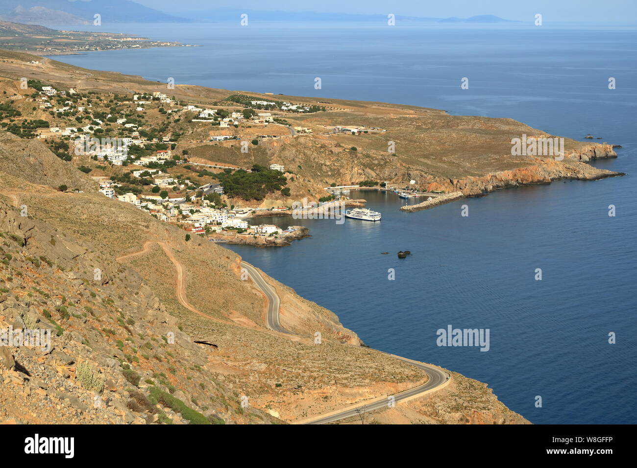 Le petit village traditionnel de Chora Sfakion, Sfakia, Chania, Crète en Grèce. Banque D'Images