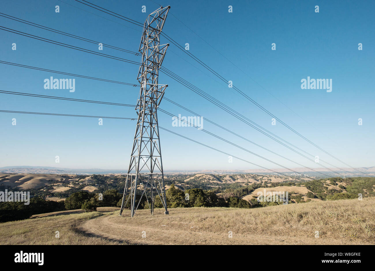 Les lignes électriques haute tension et les tours croix leur chemin dans de nombreuses parties de la 6 255 acres East Bay Regional Park District's Briones Regional Park dans Banque D'Images