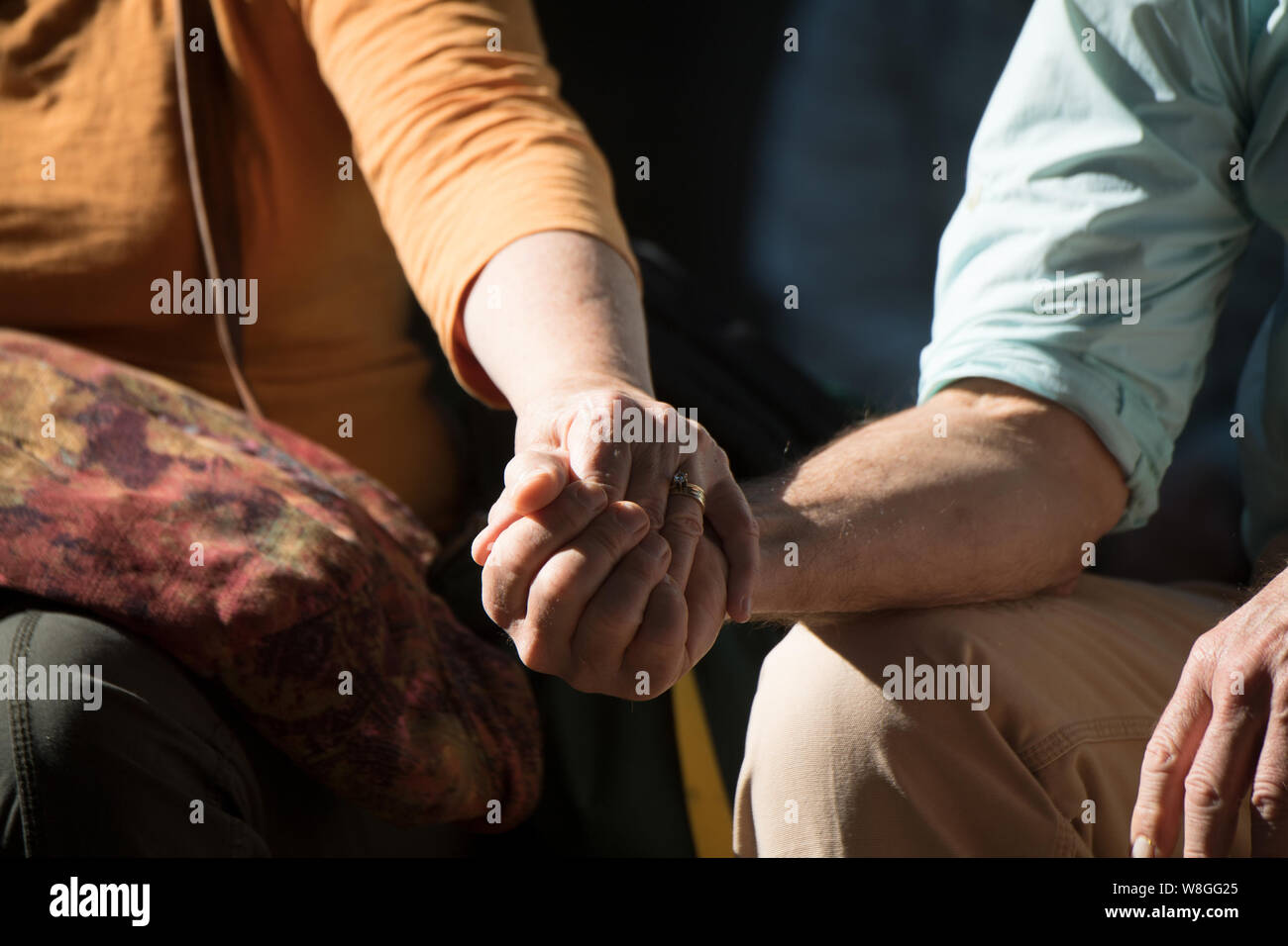 Close up of a man and woman holding hands Banque D'Images