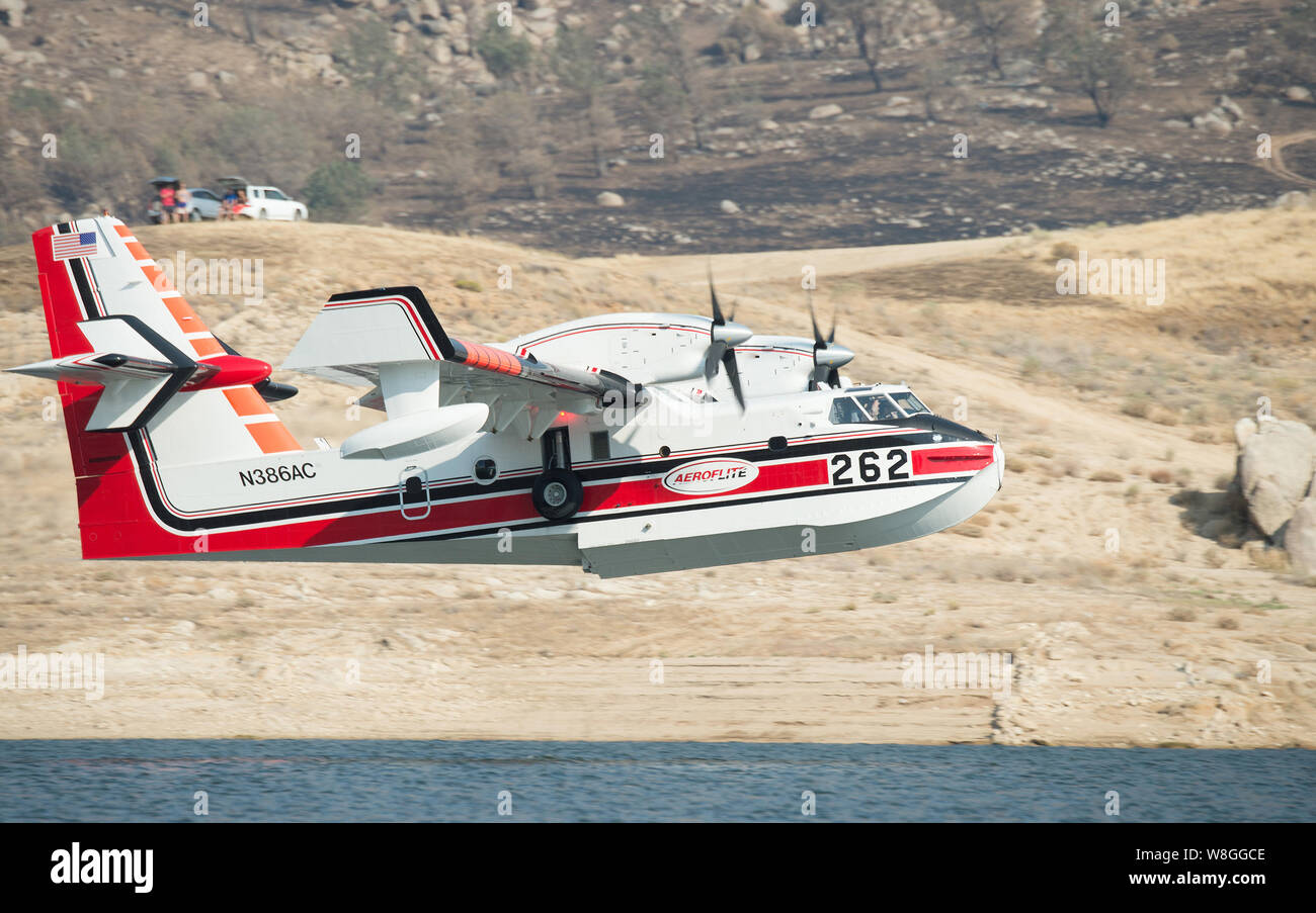 Aero Flite CL-415 Une pelle 261 et 262 boules de l'eau au lac Isabella et entre dans la lutte au feu de bois de cèdre dans le Sequoia National Forest près de Kern Banque D'Images