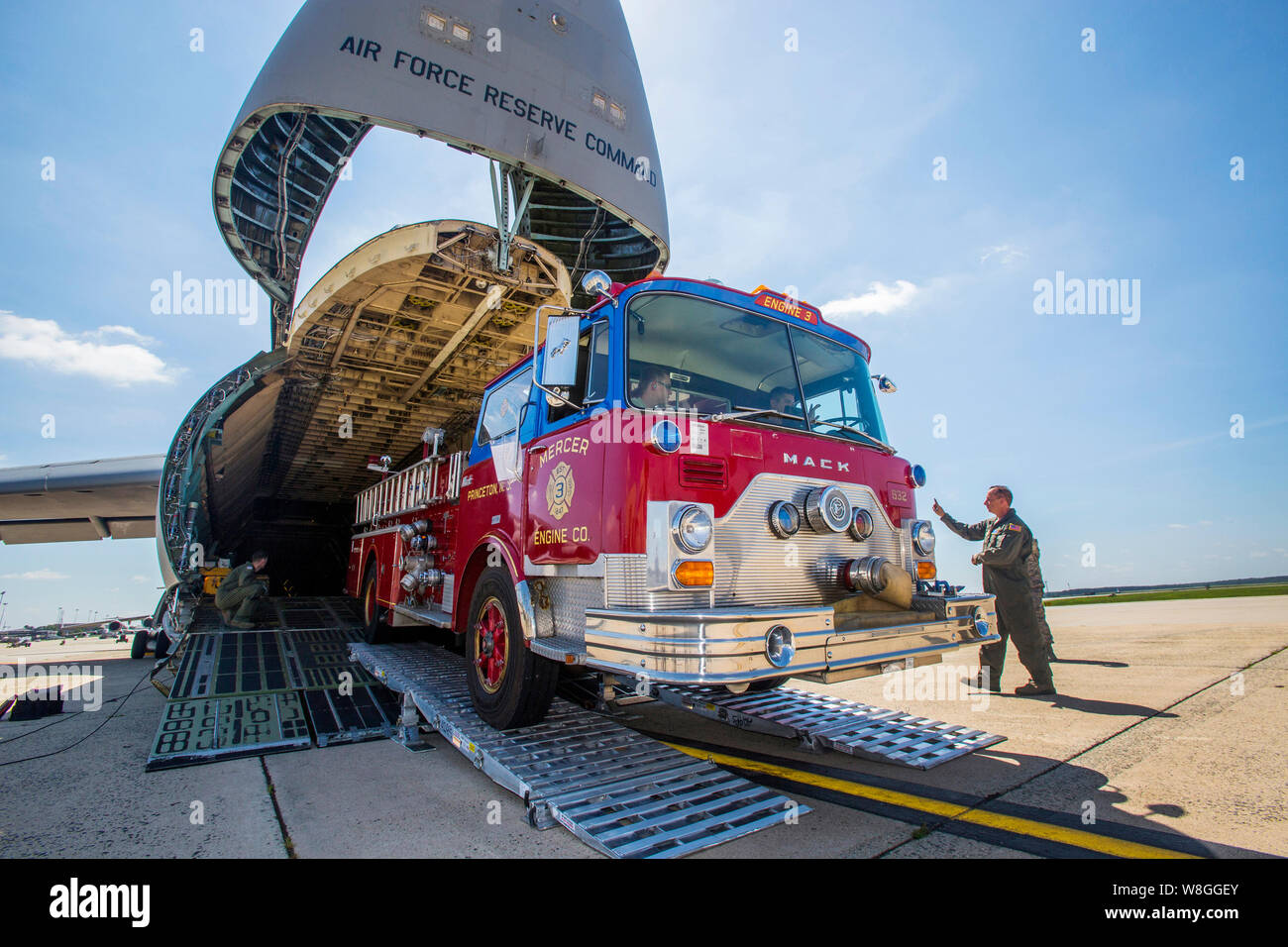 Les arrimeurs avec la 439e Escadre de transport aérien, Air Force Reserve Command, charger un 1982 Mack 1250 GPM pumper fire chariot sur un C-5B Galaxy at Joint Base McGui Banque D'Images