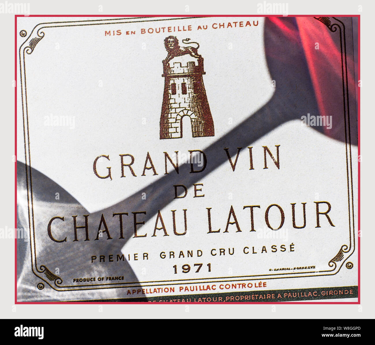 CHATEAU LATOUR GRAND VIN DÉGUSTATION DE VIN DE LUXE CONCEPT ombre d'un verre de dégustation de vin relevant de l'étiquette du beau Chateau Latour premier grand cru classe le Français Bordeaux Vin rouge 1971 Château Latour est un domaine viticole français de renommée internationale, considérée comme une première croissance sous la classification 1855 Bordeaux, propriété de Groupe Artémis. Latour est à la pointe sud-est de la commune de Pauillac en Médoc région au nord-ouest de Bordeaux France Banque D'Images