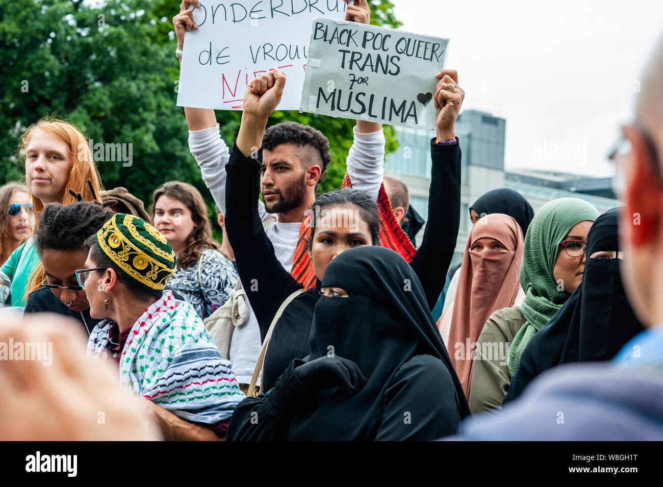 Une femme noire est titulaire d'une plaque à côté d'une femme portant un niqab pendant la manifestation.Des centaines de personnes se sont réunies à La Haye après les Pays-Bas approuve une interdiction limitée sur 'Vêtements' face couvrant, cette loi comprend également niqabs et burqas. La démonstration a été dans le silence pour montrer leur solidarité avec les femmes portant des niqabs. Les Pays-Bas est le sixième pays de l'UE d'interdire les vêtements couvrant dans les bâtiments publics. Banque D'Images