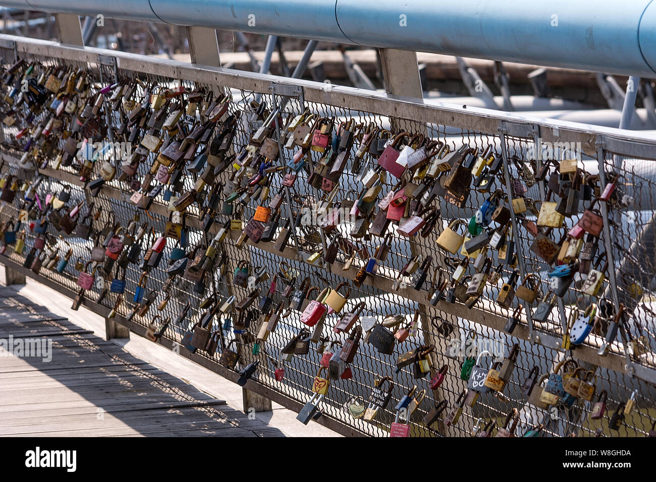 Cracovie, Pologne - 27 juillet, 2019 - Kladka Bernatka Pont sur la Vistule avec un cadenas attaché (symbole d'amour) à la balustrade Banque D'Images