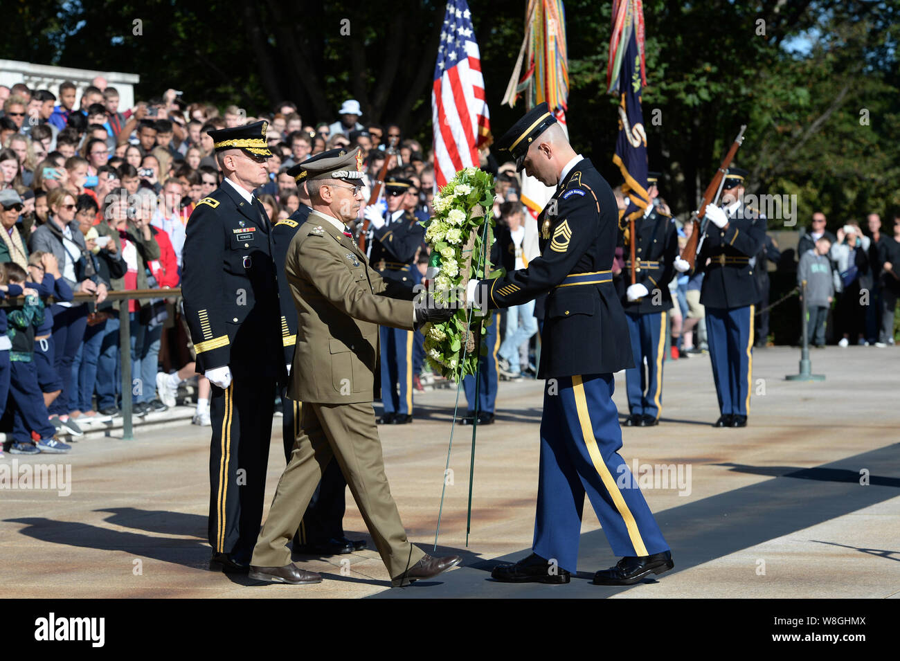 Chef d'état-major de l'ARMÉE AMÉRICAINE Le Général Mark Milley et des soldats américains affectés à la 3e Régiment d'infanterie des États-Unis participent à une armée Full honneur wr Banque D'Images