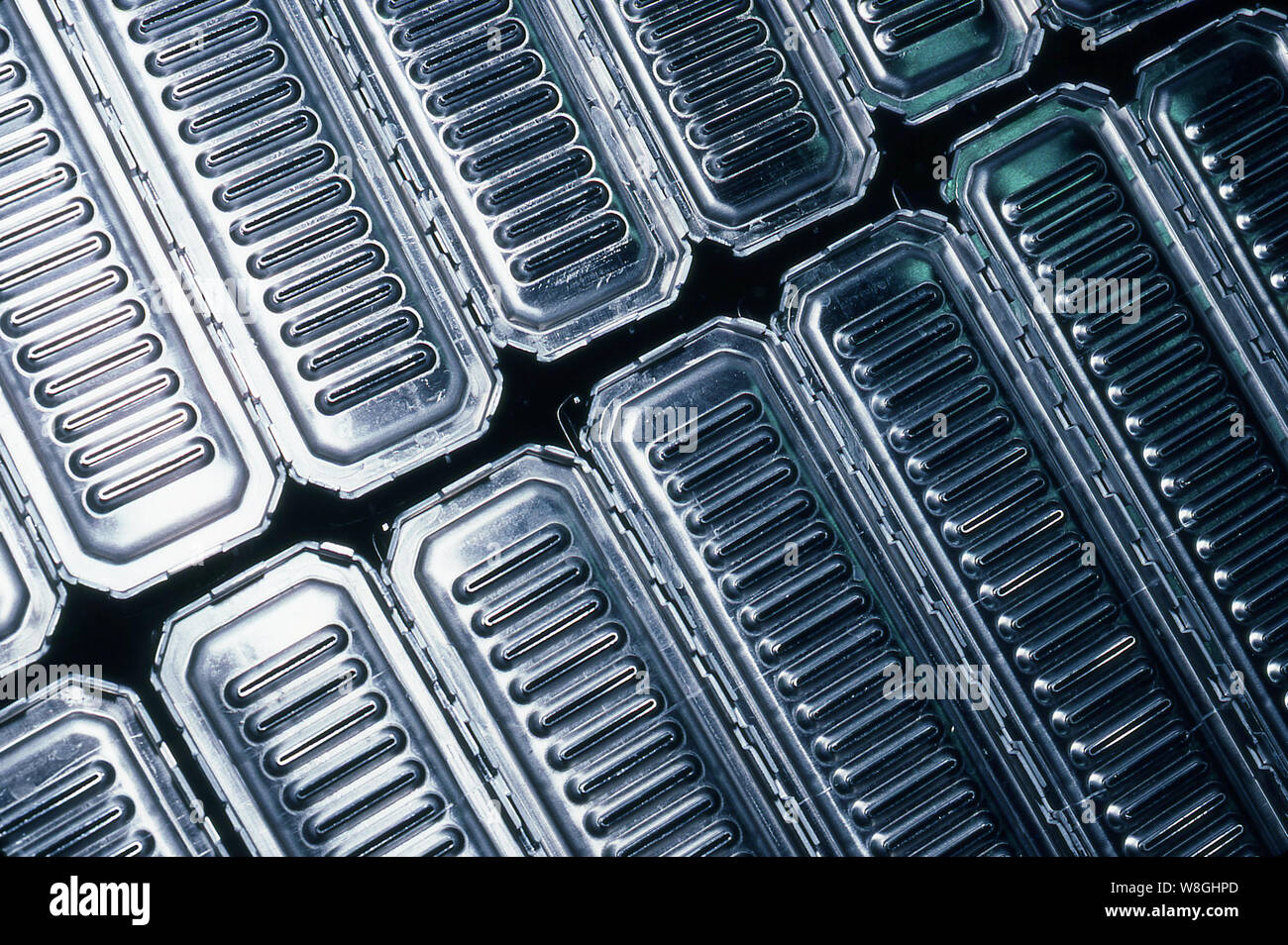 Produits en aluminium extrudé et composites pour l'industrie automobile. Banque D'Images