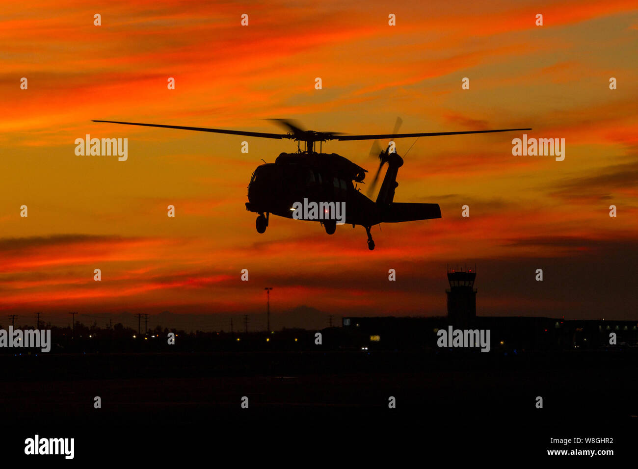 Un UH-60 Black Hawk de l'Armée de la Garde nationale de Californie la Compagnie B, 1er Bataillon, 140e Régiment d'aviation, décolle de Camarillo Ai Banque D'Images