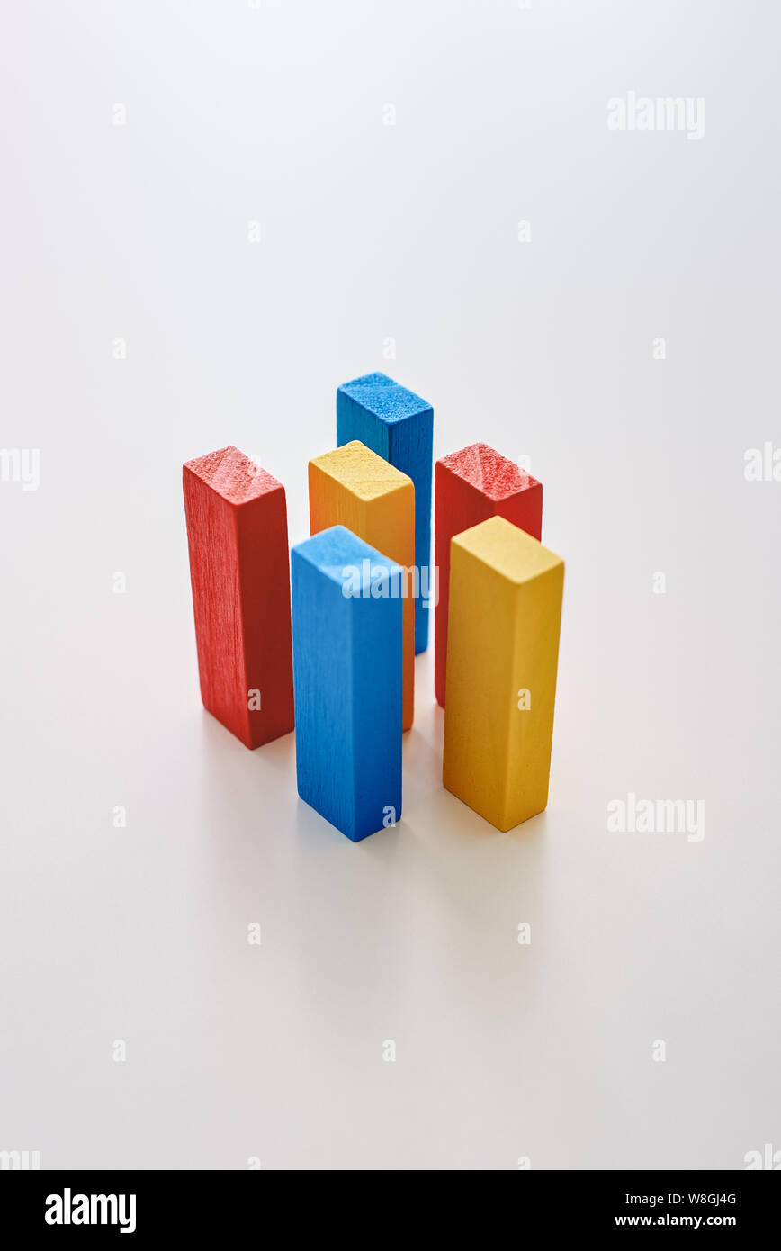 Rouge, bleu et jaune des blocs de bois de même hauteur isolé sur fond blanc. Shot verticale Banque D'Images