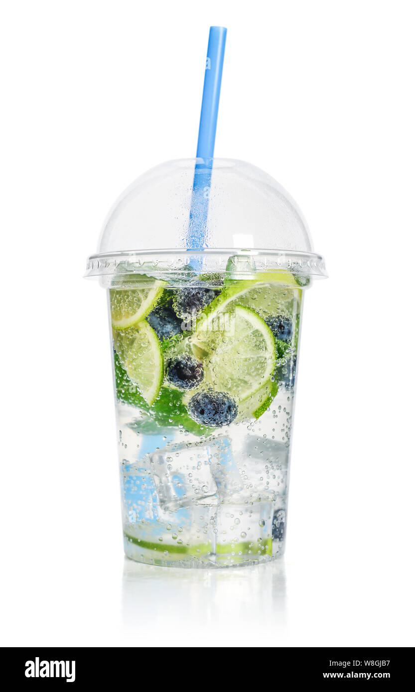La limonade avec de la chaux, de bleuet et de menthe dans une tasse en plastique avec paille verre isolé sur fond blanc. Boissons à emporter concept. Banque D'Images