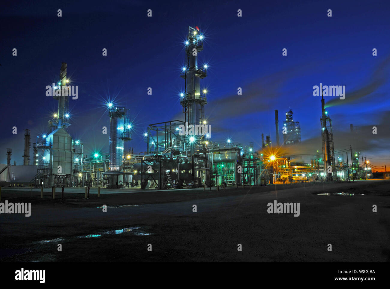 Très grandes raffineries de pétrole la production d'essence, le gaz naturel, le pétrole des sous-produits, lubrifiants et beaucoup d'autres produits à base de pétrole. Banque D'Images