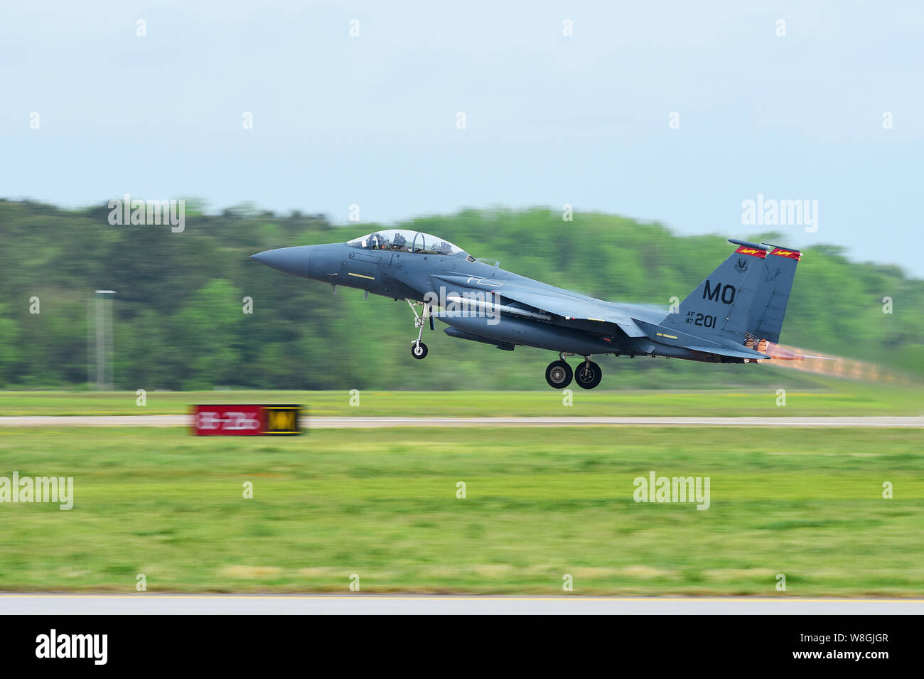 Un F-15E Strike Eagle attribué à Mountain Home Air Force Base, Texas, décolle pour Trident Atlantique 17 at Joint Base Langley-Eustis, en Virginie, le 20 avril Banque D'Images