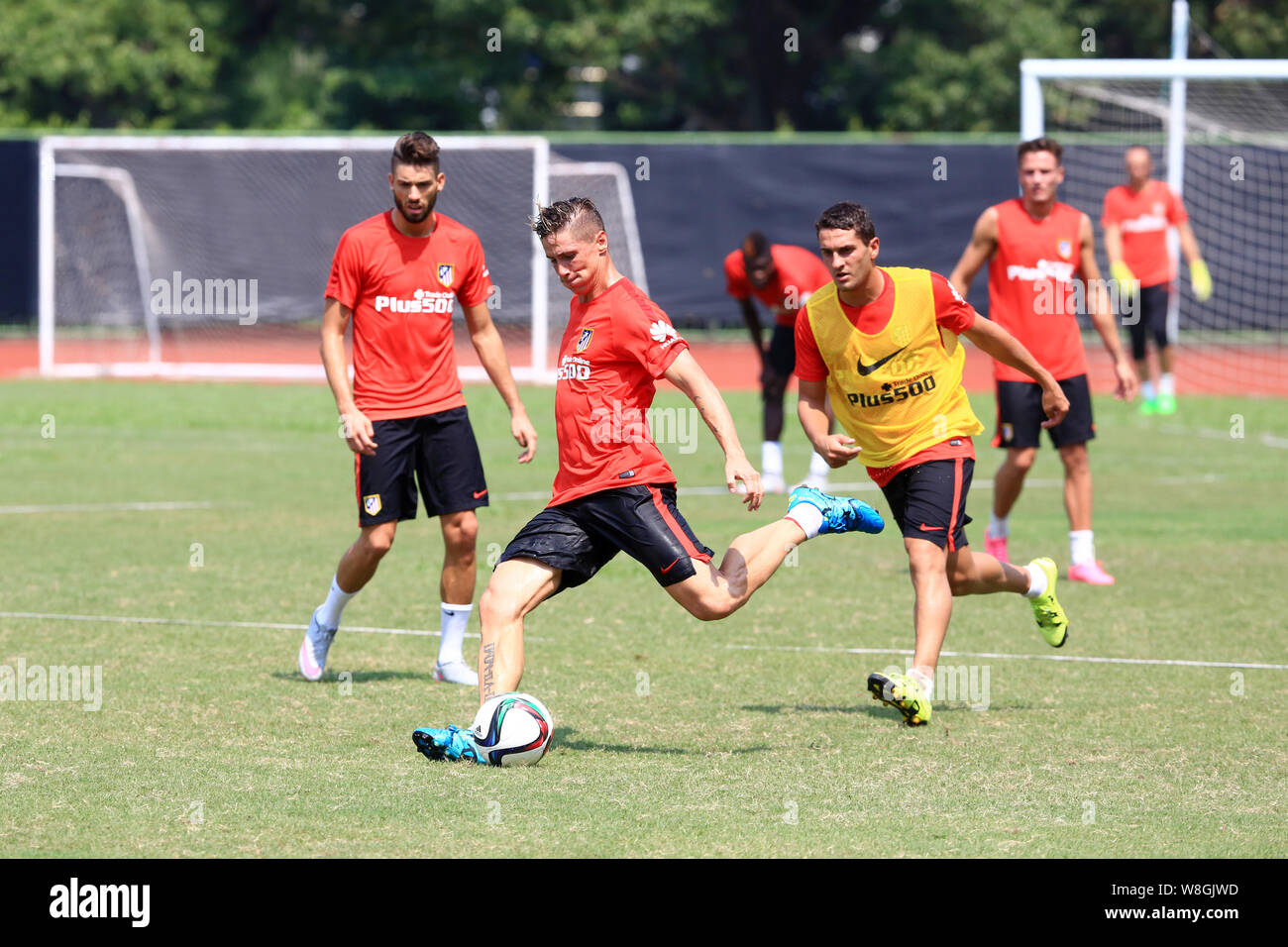 Fernando Torres, deuxième à gauche, et d'autres joueurs de l'Atlético de Madrid, prenez part à une séance de formation pour un match de football amical contre SIP Shanghai Banque D'Images