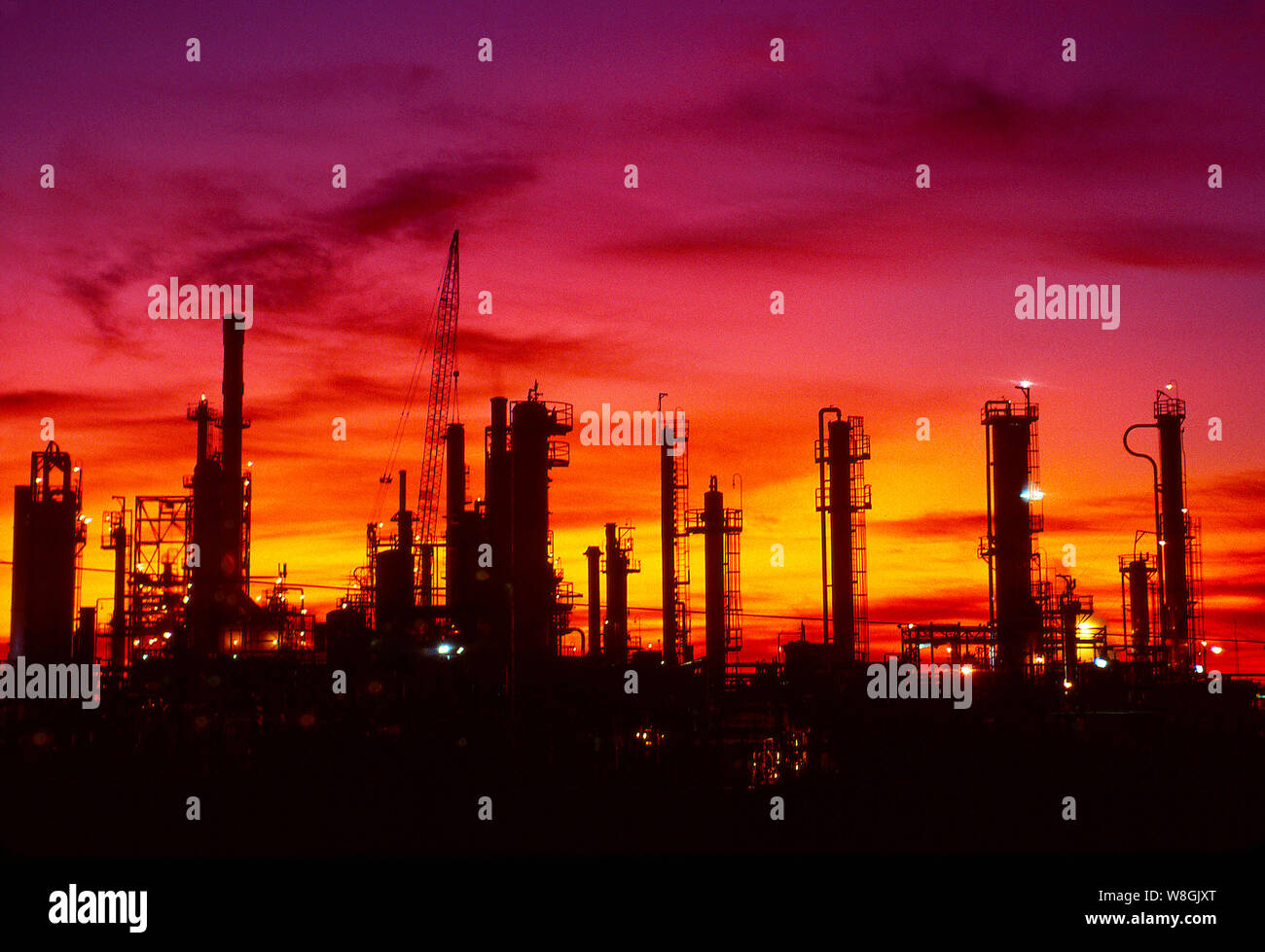 Très grandes raffineries de pétrole la production d'essence, le gaz naturel, le pétrole des sous-produits, lubrifiants et beaucoup d'autres produits à base de pétrole. Banque D'Images