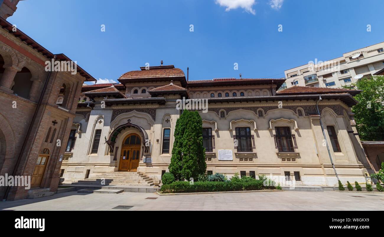 Bucarest, Roumanie - 11 juillet 2019 : le Palais synodal de l'Antim Monastère, construit entre 1713 et 1715 par Saint l'Antim Ivireanul, à Bucarest. Ce gi Banque D'Images Bucarest, Roumanie - 11 juillet 2019 : le Palais synodal de l'Antim Monastère, construit entre 1713 et 1715 par Saint l'Antim Ivireanul, à Bucarest. Ce gi Banque D'Images
