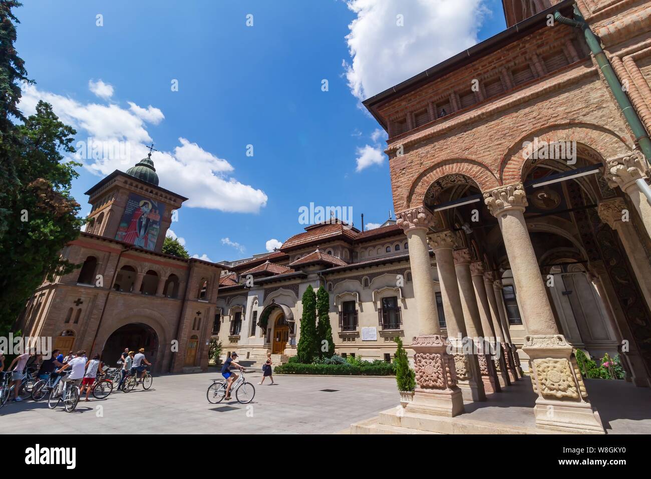 Bucarest, Roumanie - 11 juillet 2019 : l'entrée avec le clocher et le Palais synodal de l'Antim Monastère, construit entre 1713 et 1715 par un saint Banque D'Images Bucarest, Roumanie - 11 juillet 2019 : l'entrée avec le clocher et le Palais synodal de l'Antim Monastère, construit entre 1713 et 1715 par un saint Banque D'Images