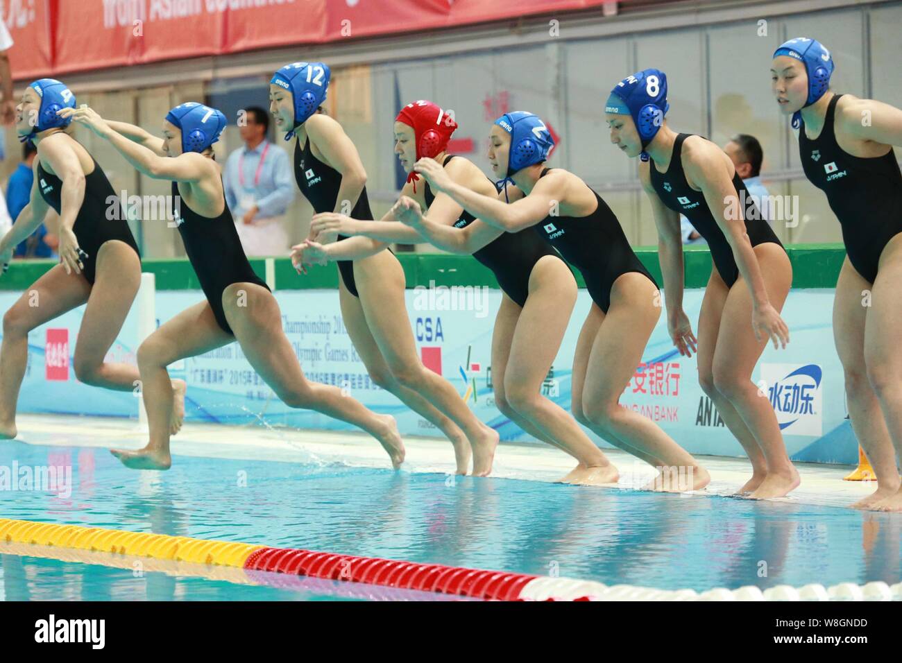 Les joueurs du Japon women's national water polo team sauter dans l'eau pendant les Championnats asiatiques 2015 Water-polo Water-polo asiatiques (Qualification Tourn Banque D'Images