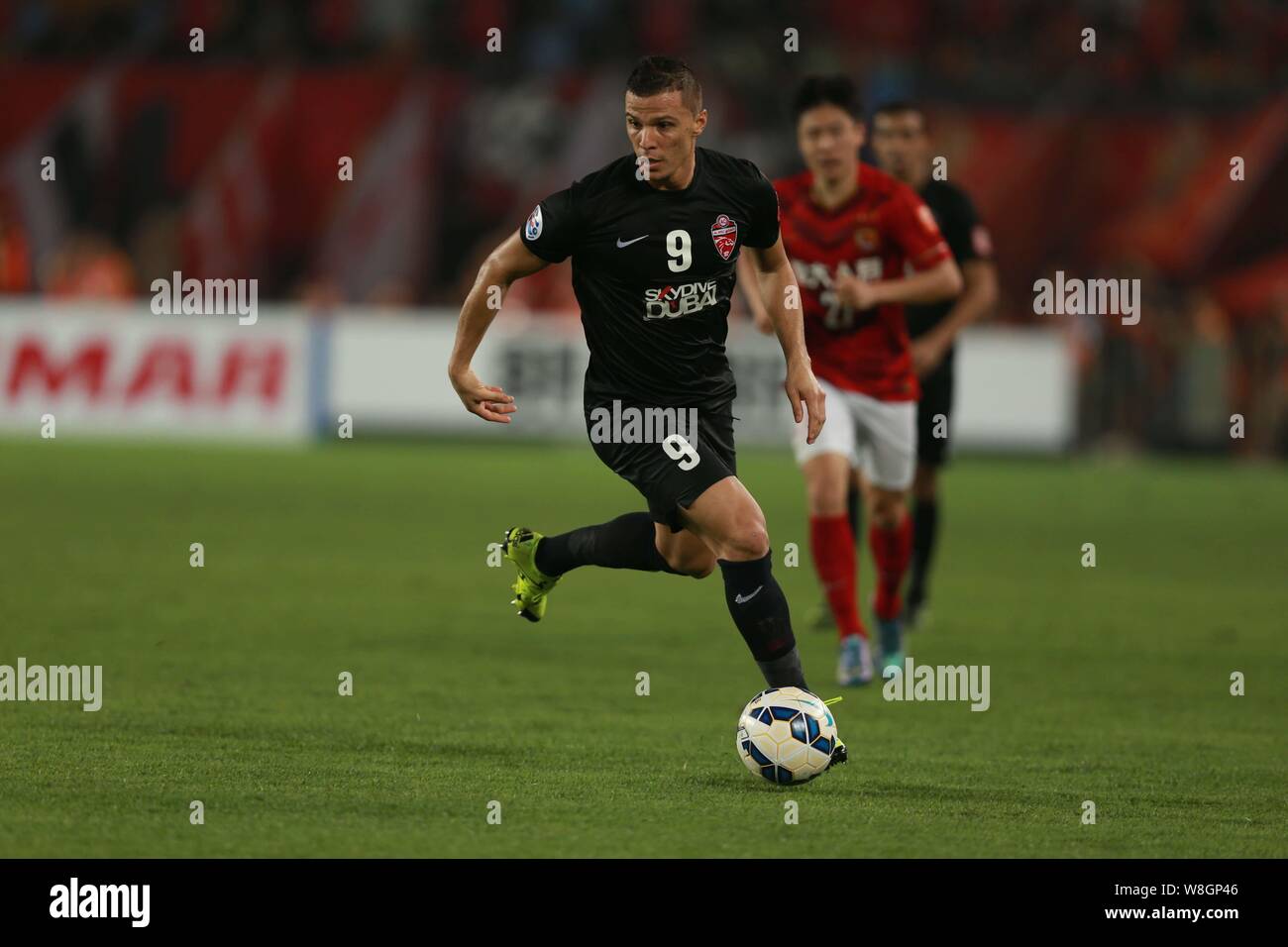 Rodrigo Jose Lima dos Santos de l'eau Al Ahli dribbles contre la Chine Guangzhou Evergrande lors de leur deuxième match de finale de l'AFC Champions Leagu Banque D'Images