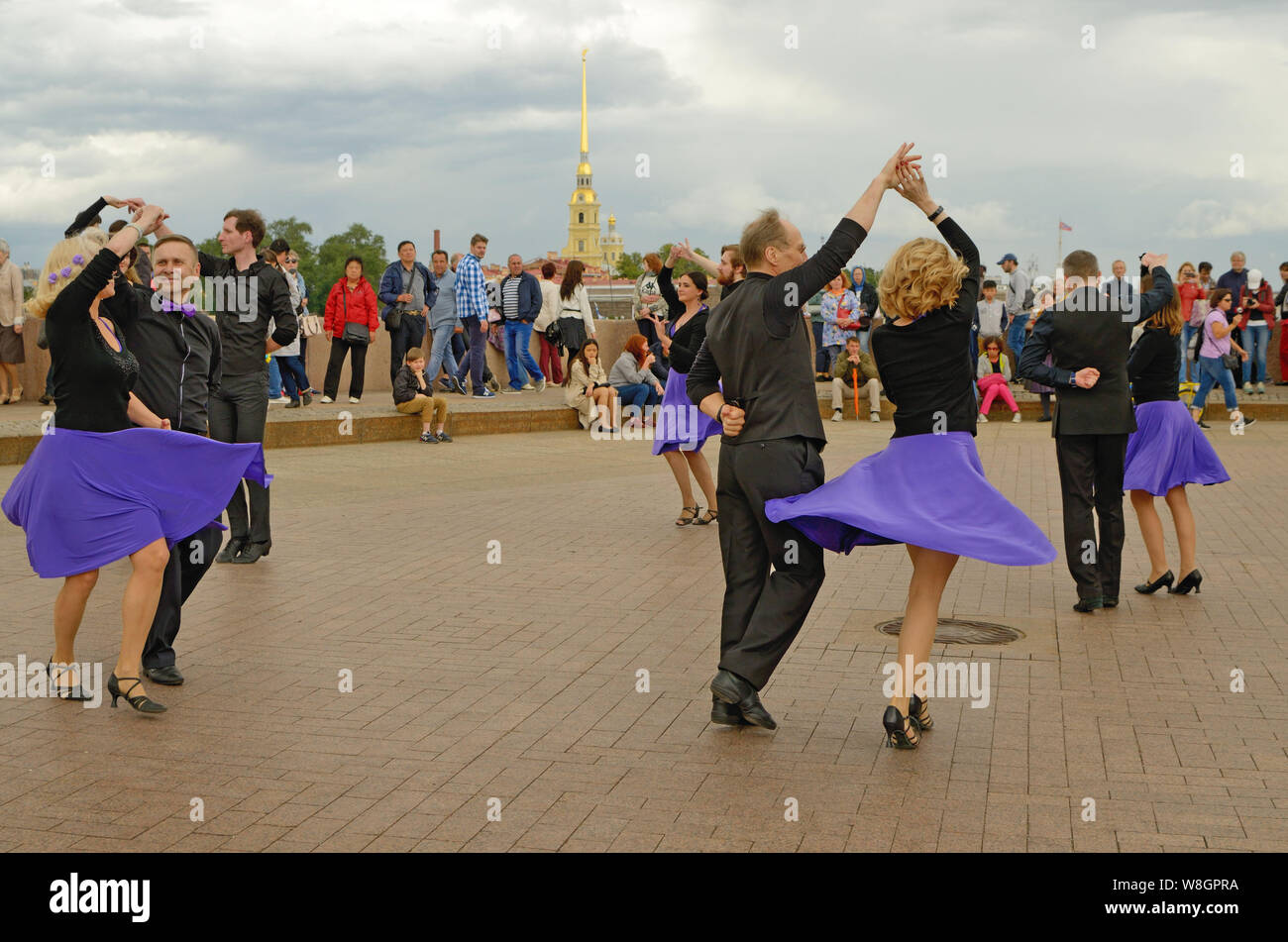 Saint-pétersbourg.Russie.Juillet 13,2019.danser sur la place de la ville dans l'air frais.N'importe qui qui veut danser à la musique peut prendre part.C'est de bal dan Banque D'Images
