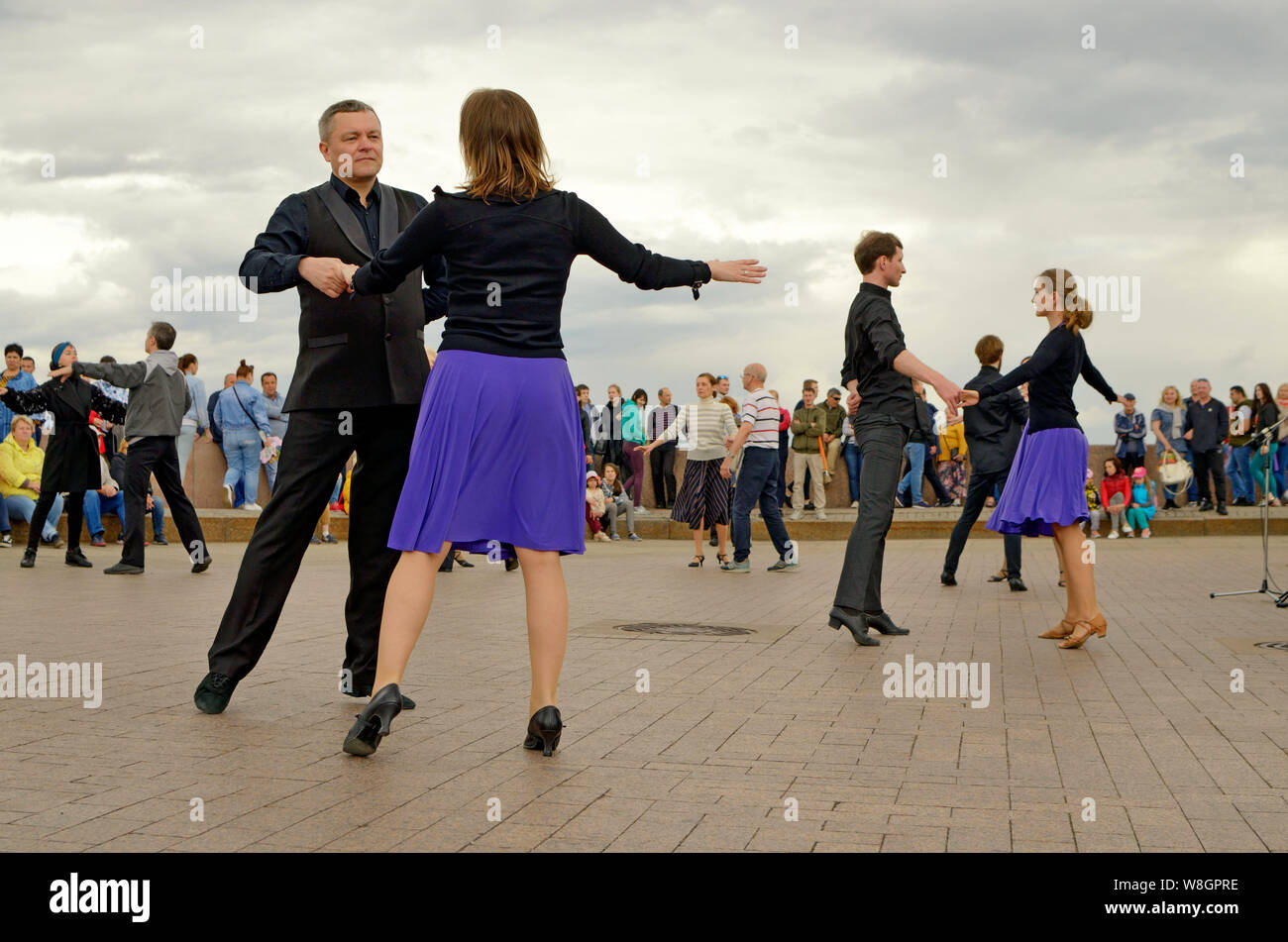 Saint-pétersbourg.Russie.Juillet 13,2019.danser sur la place de la ville dans l'air frais.N'importe qui qui veut danser à la musique peut prendre part.C'est de bal dan Banque D'Images