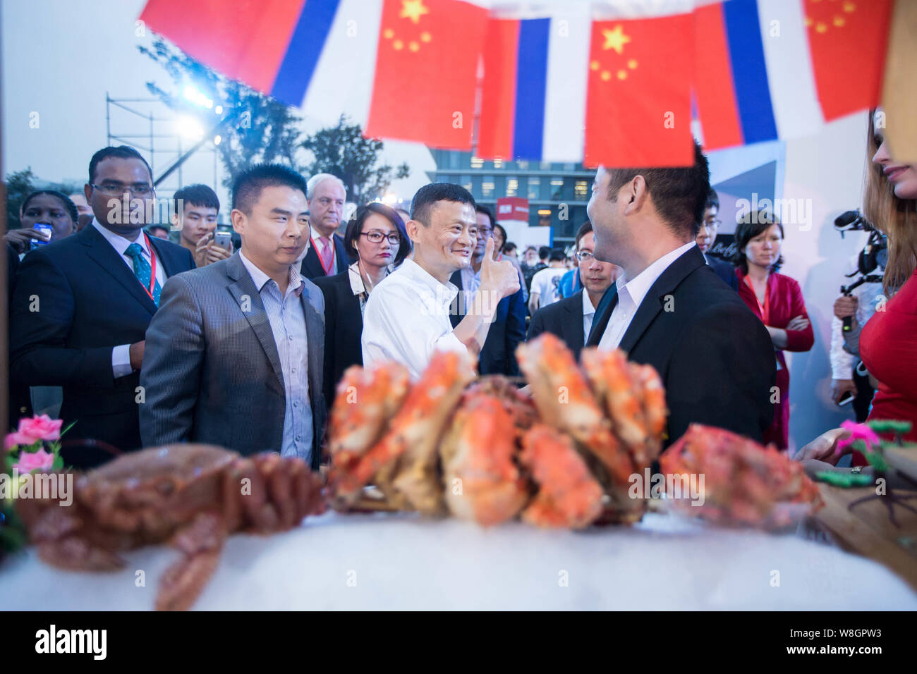 Jack Ma Yun, centre, Président du Groupe d''Alibaba, donne un pouce au cours de la cérémonie de signature d'un accord de coopération stratégique entre l'miao.tmall.com Banque D'Images