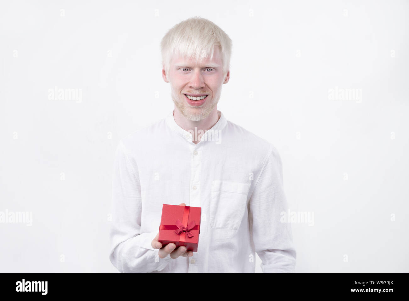Portrait d'un homme albinos dans studio habillé t-shirt isolé sur un fond blanc. déviations anormales. Aspect insolite anomalie de la peau. Banque D'Images